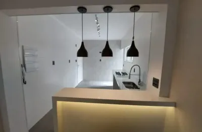 Apto reformado 2 dorm, 85m², dependência completa , 1 vaga- josé menino-  santos