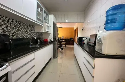Casa a venda no jardim universitário com 03 quartos e 160 m² em londrina