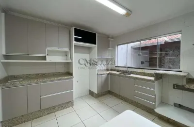Casa para venda e locação no Residencial Pinheiros, com 180 m², 3 quartos e 2 vagas, Londrina