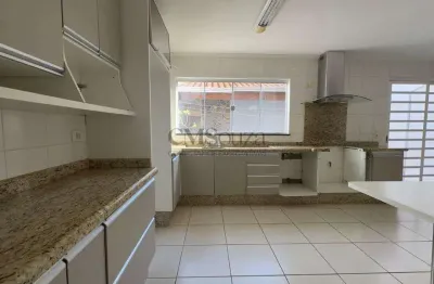 Casa para venda e locação no Residencial Pinheiros, com 180 m², 3 quartos e 2 vagas, Londrina