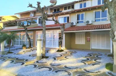 Casa em condomínio fechado com 5 quartos à venda em jurerê, florianópolis , 220 m2 por r$ 4.050.000