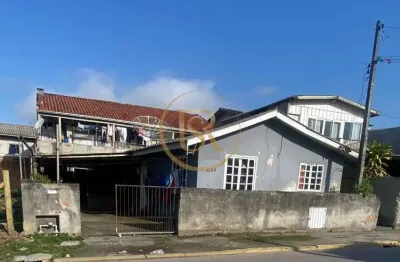 Terreno com 2 casas e 3 kitnets à venda no morretes