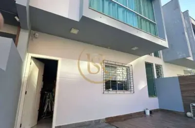 Aconchegante e bem localizado sobrado geminado a venda na praia de Balneário Perequê, em Porto Belo!