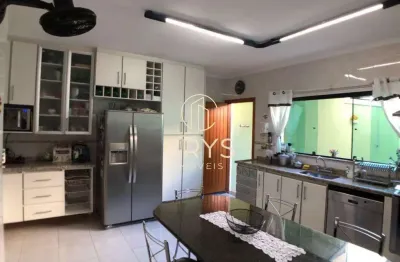 Imperdível casa de luxo na água fria, são paulo-sp: 3 quartos, 3 suítes, 4 banheiros, 4 vagas de garagem e 210m² de área.