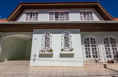 Casa ampla com 5 quartos sendo 3 suítes no bairro portão