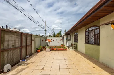 Casa averbada de 224 mt2 e grande terreno no bairro tingui em curitiba- paraná