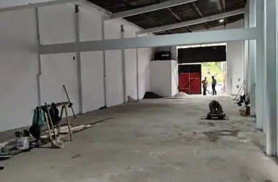 Excelente galpão de 400 m2, em localização privilegiada para locação