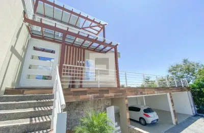 Excelente casa - alto padrão com 03 suítes, vista mar na agronômica/fpolis.