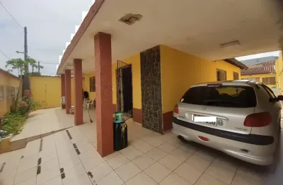 Casa 03 dormitorios, lote inteiro, 30 metros do mar no jd praia grande