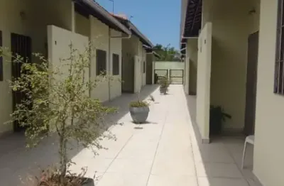 Casa 02 dormitorios em condominio fechado, 700 metros da praia