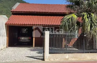 Casa na principal avenida que vem de balneário próximo da beira rio e de praias,