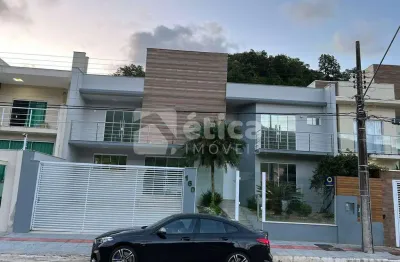 Sobrado alto padrão no bairro ressacada  extremamente bem localizado próximo