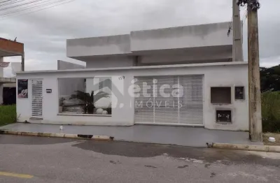 Casa com piscina semi mobiliada e com sala comercial