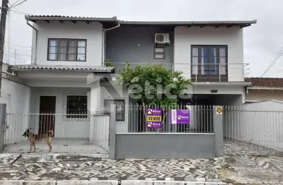Vende-se excelente sobrado de 6 dormitórios no bairro são vicente, itajaí