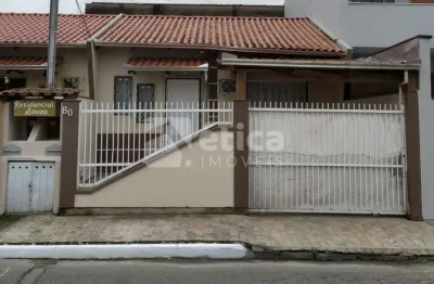Excelente   casa averbada e semi-mobiliada de 2 quartos.