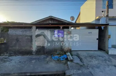 Vende-se terreno com casa de madeira em itajaí - bairro barra do rio