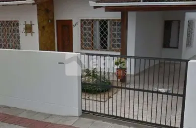 Excelente casa de 3 dormitórios com edícula no bairro são judas em itajaí