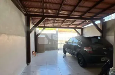 Casa germinada com 2 quartos, ar condicionado e ampla área de serviço