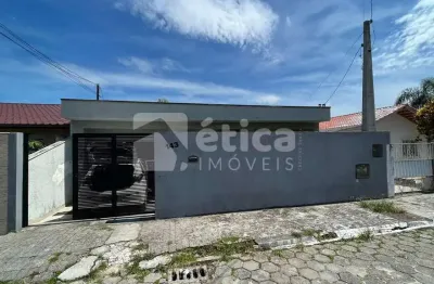 Casa averbada com piscina, churrasqueira e garagem para 3 carros