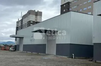 Locação de galpão em itajaí, 740m , escritório, 2 portões e pé direito de 6,8m