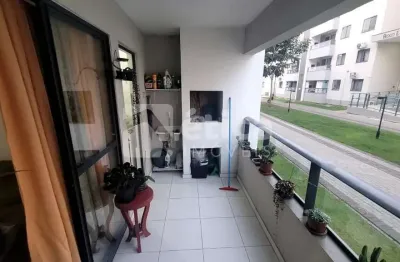 Apartamento mobiliado com 02 dormitórios e sacada com churrasqueira a carvão em condomínio fechado