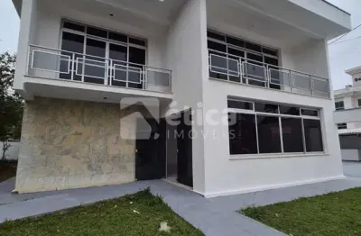 Casa comercial na vila operária com estacionamento, localização privilegiada.