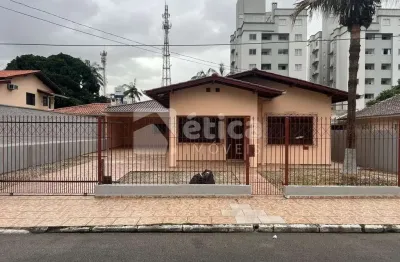 Casa com 03 dormitórios para locação bairro cordeiros itajaí sc
