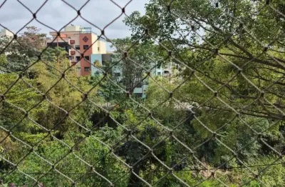 Excelente apartamento com 03 quartos, linda vista para a mata