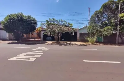Casa térrea à venda no centro de campo grande/ms contendo 1 suíte + 2 dormitórios + sala ampla e 3 vagas em 204,16 m² de área útil + 500 m² de terreno
