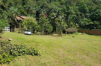Sítio em ótima localização, em uma das principais ruas do bairro