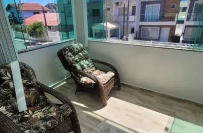 Sobrado com piscina, área gourmet, 03 quartos com suíte, 70 metros do mar em matinhos pr