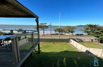 Casa frente mar duas frentes, com 6 suítes, 450m2 de área construída em piçarras sc