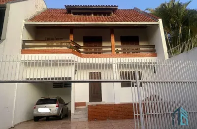 Sobrado em condomínio, 03 quartos c/suíte, área gourmet com churrasqueira no bairro guabirotuba em curitiba pr