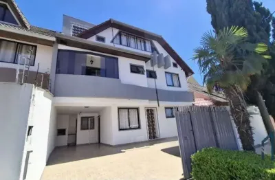 Sobrado semi mobiliado, 05 quartos c/suíte, ático, 04 vagas no jardim das américas em curitiba -pr