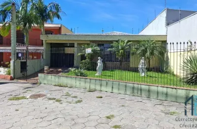 Casa com amplo terreno (657m²) 07 quartos c/suíte, no Bairro Guaíra em Curitiba - PR