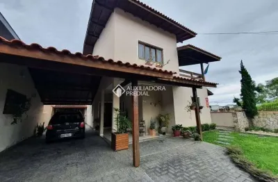 Casa com 3 quartos à venda na rua professor américo vespúcio prates, 48, carianos, florianópolis, 340 m2 por r$ 1.680.000
