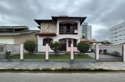 Casa com 3 quartos à venda na rua francisco petry, 104, centro, biguaçu, 197 m2 por r$ 1.270.000