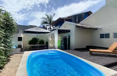 Casa com 3 quartos à venda na rua magalhães, 104, jurerê, florianópolis, 150 m2 por r$ 1.800.000