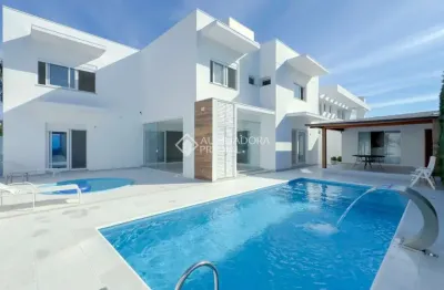 Casa com 2 quartos à venda na avenida dos búzios, 2660, jurerê internacional, florianópolis, 485 m2 por r$ 7.850.000