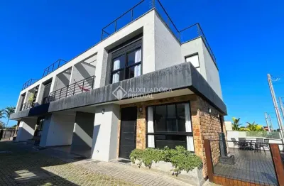 Casa em condomínio fechado com 3 quartos à venda na caminho das ondas, 45, campeche, florianópolis, 123 m2 por r$ 1.800.000