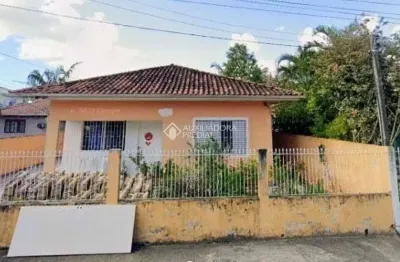 Casa com 2 quartos à venda na rua raimundo starosky, 489, carianos, florianópolis, 193 m2 por r$ 1.034.000