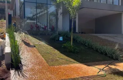 Casa alto padrão à venda no condomínio arara vermelha