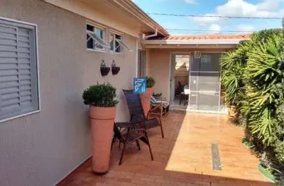Casa a venda com 3 dormitórios sendo 1 suíte no condomínio c