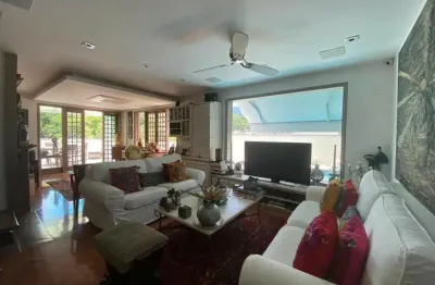 Cobertura triplex com 3 quartos e 2 vagas à venda no alto leblon
