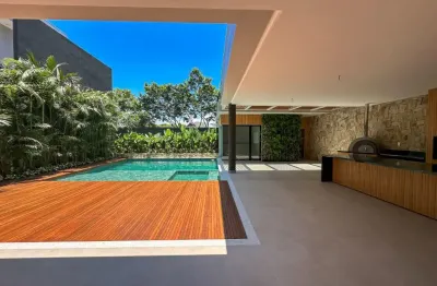 Casa triplex no condimínio del lago com 850m² e 5 suítes à venda.