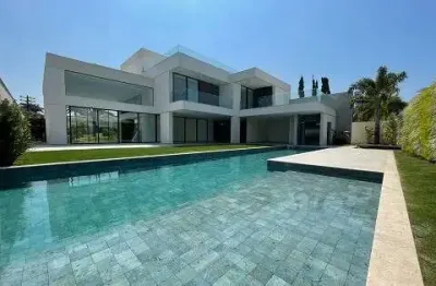 Casa duplex alto luxo de1100m² e com 5 suítes à venda no condomínio malibu barra da tijuca