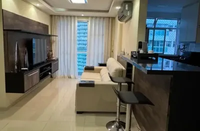 Apartamento reformado de andar alto com 2 quartos no abm - barra da tijuca