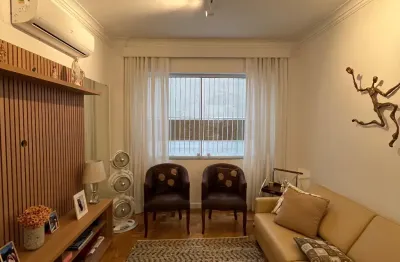 Apartamento reformado em andar baixo com 2 quartos à venda no leblon