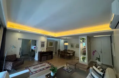 Apartamento andar médio com 3 quartos e 2 vagas à venda no leblon