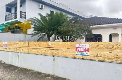 Casa à venda na Rua Xavier Arp, 309, Iririú, Joinville